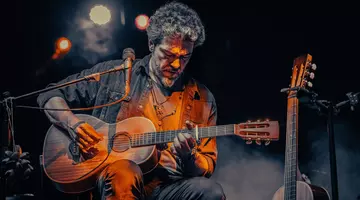 Adrian Despot, solistul trupei Vița de Vie: „Scena e singurul loc unde sunt 100% liber, unde sunt eu. E o libertate de care nu mă pot bucura ca și civil”
