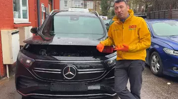 Un mecanic român a scos bateria unui Mercedes electric de 4 ori la rând și a descoperit secretul erorilor de soft | VIDEO