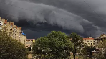 ANM anunță cod galben de caniculă, vânt de până la 70 km/h și furtuni în mai multe zone din țară. Harta județelor afectate de fenomenele meteo extreme