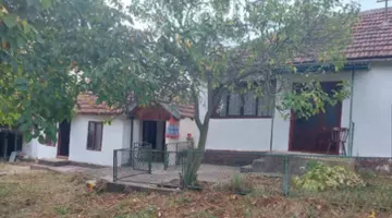 Două case se vând cu mai puțin de 16.000 de euro, într-un sat aflat la două ore de România: 15 ari, apă de izvor și fântână în curte