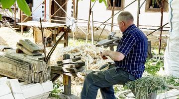 Patru meșteri din Maramureș refac, ca acum un secol, o casă din inima Bucureștiului: „Asta-i istoria! Facem totul manual, ca pe vremuri”