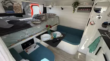 Românii renunță la hotelurile de cinci stele și aleg „apartamente pe roți”. Cât costă cel mai scump model și ce facilități are