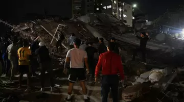 Două cutremure de 7,2 și 7,5 grade au lovit Venezuela la interval de 1 minut. S-au prăbuşit clădiri şi se preconizează „un număr mare de victime”, de 100.000. A fost decretată starea de urgenţă