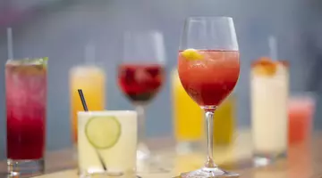 Cocktailurile de vară au calorii cât 4 cupe de înghețată. Cum să te răcorești fără să pui kilograme pe abdomen