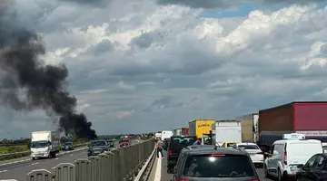 Un camion a intrat pe contrasens și a luat foc, pe A3 București-Ploiești. Trafic blocat și un nor imens de fum