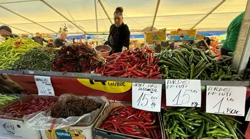 Cât costă murăturile la Obor. „Cu cât e mai mic, cu atât e mai al dracu’! Crede-mă”