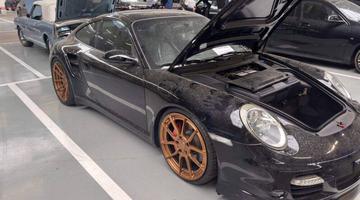 25 de mașini de lux, printre care Porsche, Mustang, BMW M și Mercedes-AMG, confiscate din garajul unei asistente medicale. Statul a vândut 23 dintre ele cu 847.077,60 de euro