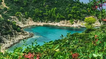 Top 7 cele mai frumoase plaje din Grecia, de la nisipul roz din Creta la peisajul selenar din Milos. Recomandările experților pentru vara 2026