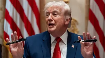 Imagini noi cu smartphone-ul lansat de Donald Trump: steagul SUA pe carcasă și imagini generate de AI pe site-ul oficial Trump Mobile