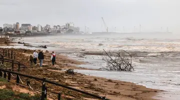 O româncă a murit în Spania, după ce a intrat în mare în timpul furtunii Adam