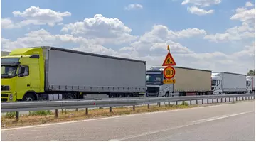 Șoferii români de TIR riscă amenzi uriașe într-o țară vecină dacă nu folosesc acest dispozitiv obligatoriu de la 1 iulie