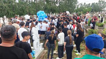Mama copilului erou din Chitila nu a venit la înmormântare. Nici fata salvată de la înec, nici aparținătorii celor transplantați. Nici vreun reprezentant al statului