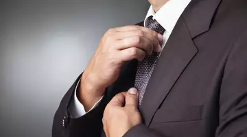 Angajații au aflat în concediu că rămân șomeri: ultimul producător de cravate a dat faliment după 70 de ani, în Elveția