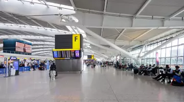 Cozi kilometrice, haos și ore lungi de așteptare pe aeroporturile din UE: „Dacă ați vrut Brexit”