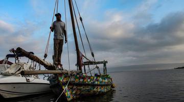 Flipflopi, barca de 9 metri construită din 30.000 de șlapi și 10 tone de plastic, a navigat 500 km, din Kenya până în Zanzibar