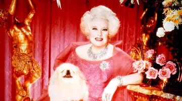 A vândut 750 de milioane de cărți, dar astăzi cu greu mai găsești una în librării. Cum a fost uitată Barbara Cartland