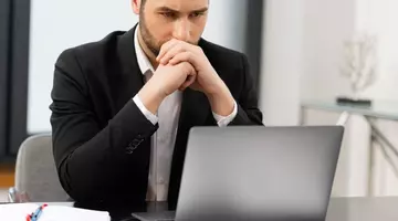 Managerul unui supermarket a intrat pe internet în timpul programului de 7.685 de ori în 25 de zile și a fost concediat