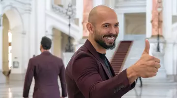 Susținătorii „masculi alfa” ai lui Andrew Tate s-au apucat de flotări în stradă ca să-l scape de închisoare. Acum tot internetul râde de ei