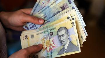 Salariul minim crește de la 1 iulie. Cu câți bani în plus vor rămâne românii în mână, ce își pot cumpăra cu ei și alte ce implicații are majorarea