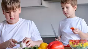 Copiii cu exces de greutate i-au depășit pe cei subnutriți. Medicii dau consultații gratuite pe plajele din România, unde 1 din 4 copii este supraponderal
