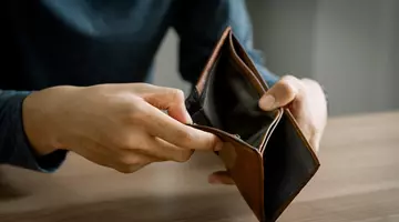 Aproape jumătate dintre români se tem de sărăcie, iar îngrijorările lor sunt mult peste cele din Uniunea Europeană