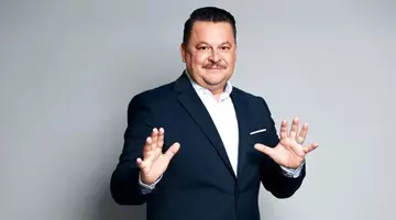 Imaginea cu Mihai Bobonete pe patul de spital care s-a viralizat în mediul online: „Îmi arde de operații”