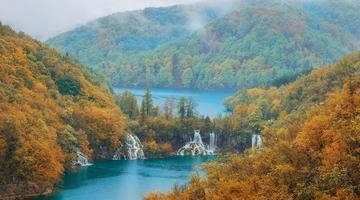 „Cea mai frumoasă excursie de toamnă”. Parcul Național cu lacuri cu apă turcoaz și limpede precum cristalul, pâraie și zeci de cascade, în Croația