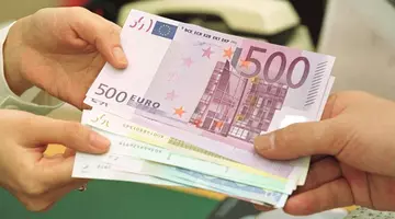 A călcat pe un capac de suc la cinema și și-a rupt piciorul. Suma incredibilă obținută în instanță de o femeie din Italia
