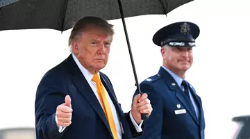 Donald Trump a coborât șaten din Air Force One și toată lumea se întreabă ce s-a întâmplat cu părul lui natural