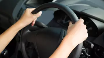 O copilă de 8 ani și-a reclamat mama băută la poliție: șoferița a încercat să intre de două ori pe contrasens, în Germania