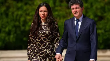 Cum a apărut Mirabela Grădinaru în prima zi de școală. Imagini cu Nicușor Dan și partenera sa când și-au dus fetița la cursuri