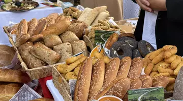 Spectacolul pâinii în București. Kosovarii au venit cu plăcinte spectaculoase, croații cu zeci de forme și sortimente