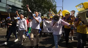Protest în fața Parlamentului. Un profesor cu toate gradele, în prag de pensie câștigă doar 6.000 de lei: „A avut grijă domnul Bolojan să taie”