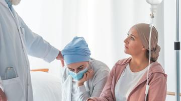 Prof. dr. Daniel Coriu: „Bagi pacientul în remisie completă, îl trimiți la transplant și el moare pe lista de așteptare”. Realitatea cruntă din centrele de transplant medular din România, supraaglomerate
