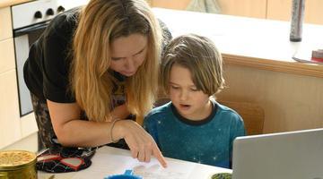 Doi părinți din Vașcău au ales homeschooling-ul și riscă închisoarea pentru că nu și-au trimis cei trei copii la școală