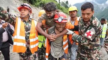 Doi muncitori au fost salvați dintr-un tunel din Nepal, după mai mult de o săptămână de la inundații: „Suntem în țara miracolelor”