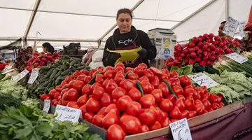 Cât costă să faci o salată de vara cu roșii românești și castraveți din Piața Amzei, Obor sau Rahova
