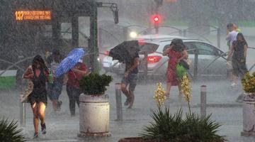 Prognoza meteo AccuWeather pe 7 zile: val de ploi, furtuni și răcire bruscă în România. De duminică, vremea se strică în toată țara