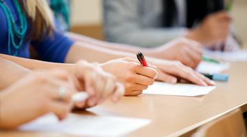 Haos la Evaluarea Națională 2026: profesorii se plâng că au fost ținuți „ostatici” în școli și câte 8 ore din cauza blocajelor platformei de scanare a lucrărilor: „E noaptea minții!”