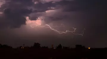 Vijelii, ploi torențiale și grindină sâmbătă seară în patru județe: duminică se răcorește la munte