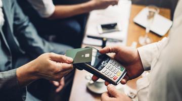 Mesajul afișat de un supermarket german care i-a enervat pe unii clienți: evitați să plătiți cu bani cash, „chiar și sume mici”