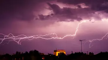 ANM a emis trei noi avertizări meteo de furtuni cu grindină. Harta zonelor vizate de codurile galben și portocaliu de vreme extremă