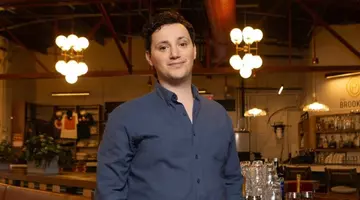 Spăla vase sub sediul BlackRock și visa să lucreze acolo. Azi are 30 de ani și 300 de angajați: „Aveam o carieră pentru care oamenii, la propriu, ar fi murit”