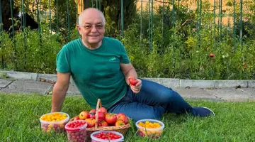Imagini din grădina lui Emil Boc. Primarul din Cluj a cules primele roșii cultivate de el: „O satisfacție pe care niciun magazin nu o poate oferi”