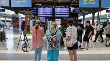În România, nu știi când ajungi pe litoral cu trenul: ore de întârzieri pe câmp, CFR Călători și CFR SA se acuză reciproc