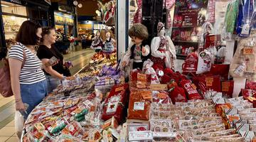 Spectacol culinar total la doi pași de România. Cât costă o porție de gulaș și ce-am descoperit într-o piață unicat