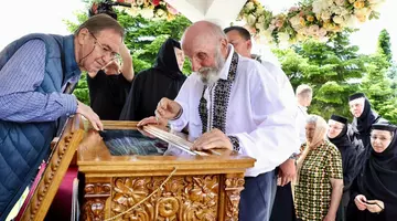 Un tată s-a închinat la moaștele fiicei sale, Sfânta Elisabeta de la Pasărea, în ziua în care a fost canonizată oficial