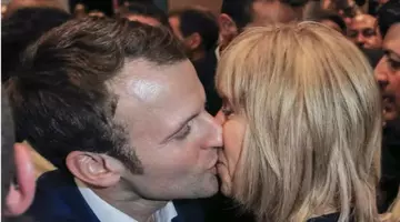 Oh, la la!!! Brigitte Macron lovește din nou! Ținuta ei i-a pus pe jar pe criticii de modă, iar comentariile au curs după ce Prima Doamnă a Franței a apărut în public așa. Ce pantaloni a purtat profesoara în vârstă de 72 de ani. La asta chiar că nu se aștepta nimeni