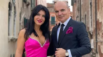 Soția lui Rareș Bogdan e frumoasă foc, putred de bogată, dar stă departe de lumina reflectoarelor! Chiar și așa, tot a ieșit la iveală un detaliu neașteptat despre căsnicia lor. Ce înțelegere uluitoare au făcut cei doi soți, de fapt