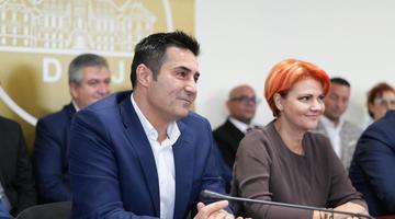 Viața bate filmul! S-a căsătorit în urmă cu șapte ani cu Olguta Vasilescu și se știe că are un băiat din mariajul anterior. Însă ce s-a aflat despre PRIMA SOȚIE a lui Claudiu Manda i-a înmărmurit pe toți. Dar mai ales gestul făcut de Olguța pentru mama copilului soțului e chiar cireașa de pe tort. Așa ceva chiar nu vezi prea des